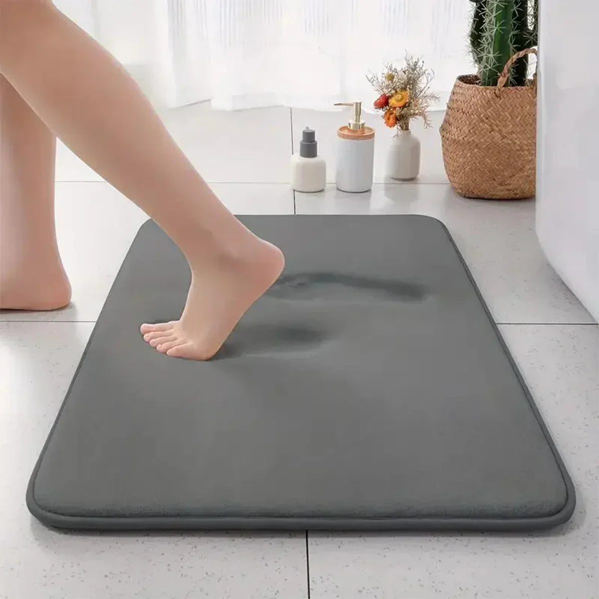 Plush Soft Anti-Slip Bathroom Mat with Extra Absorbency