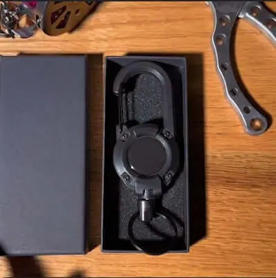 Practical Keychain with Extendable Cable