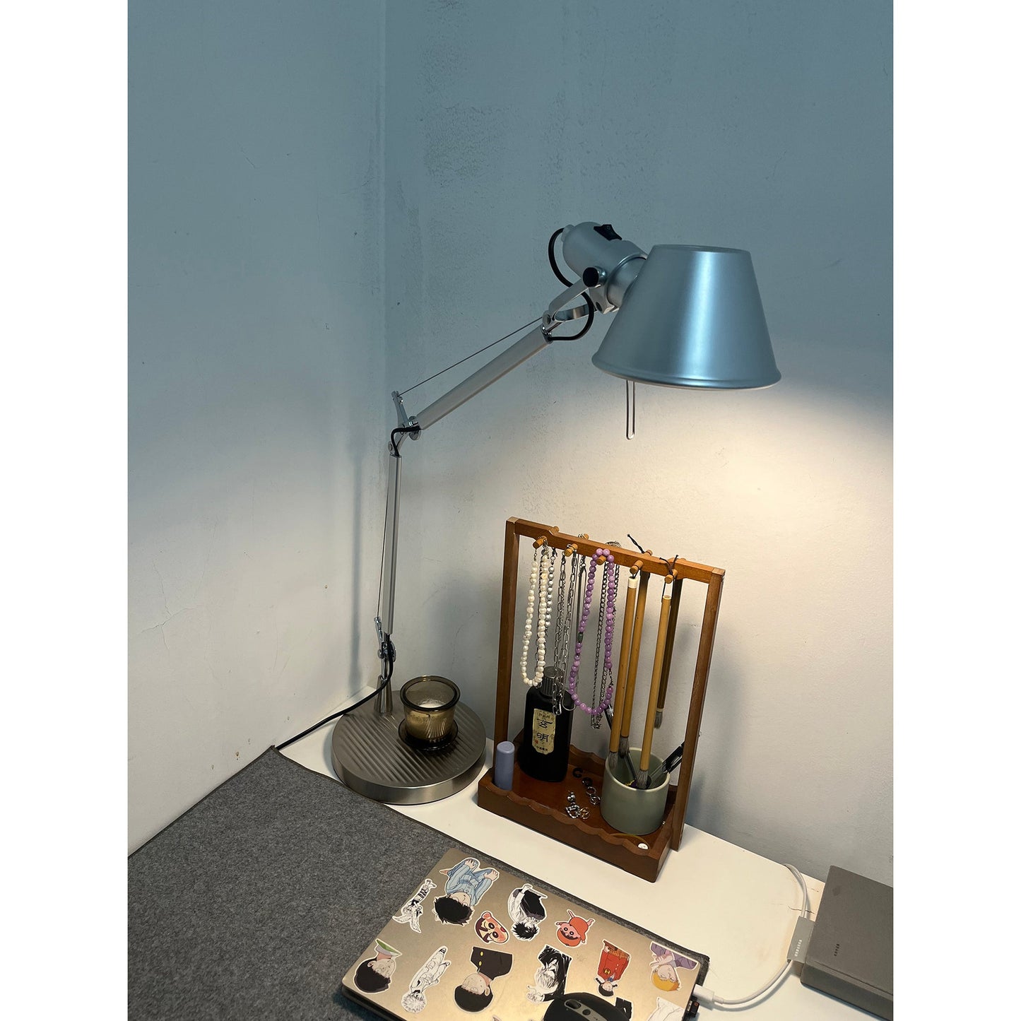 Rustic Stone Rocking Arm Lamp