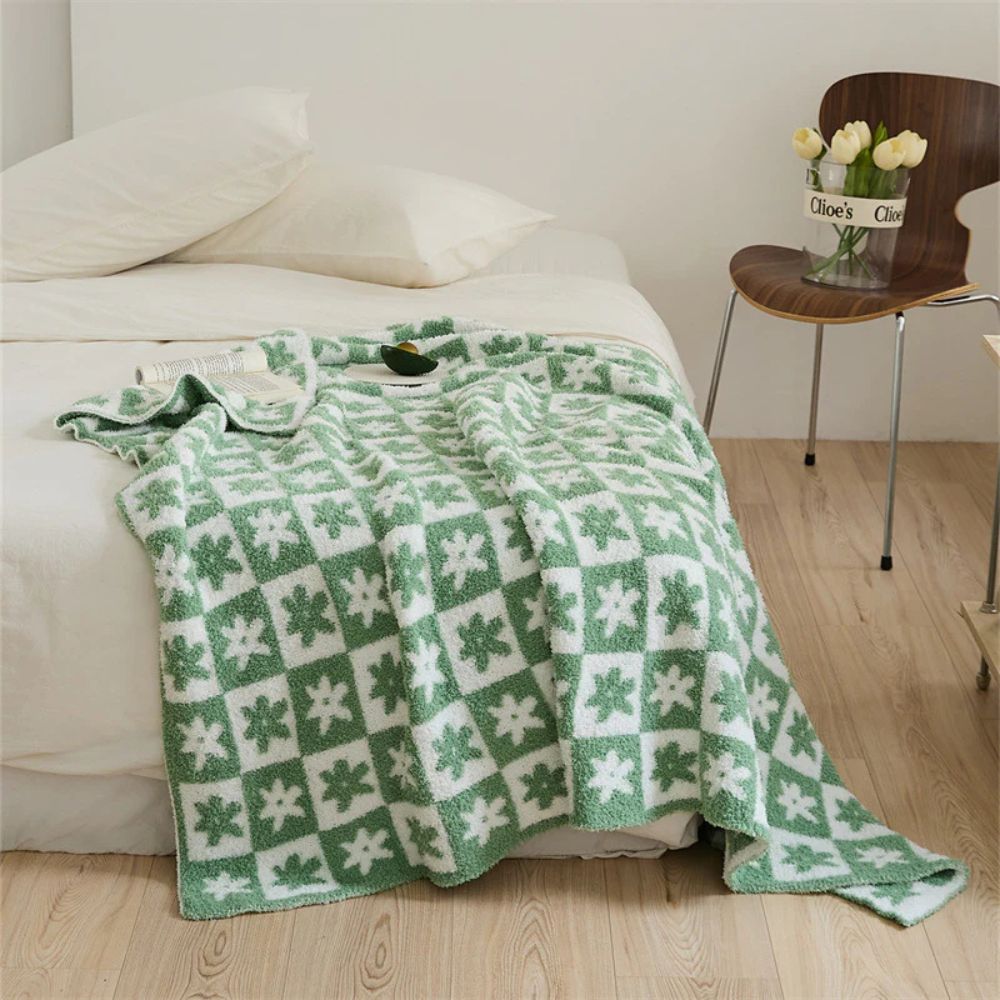 Plush Floral Throw Blanket - Gentle Microfiber Blanket