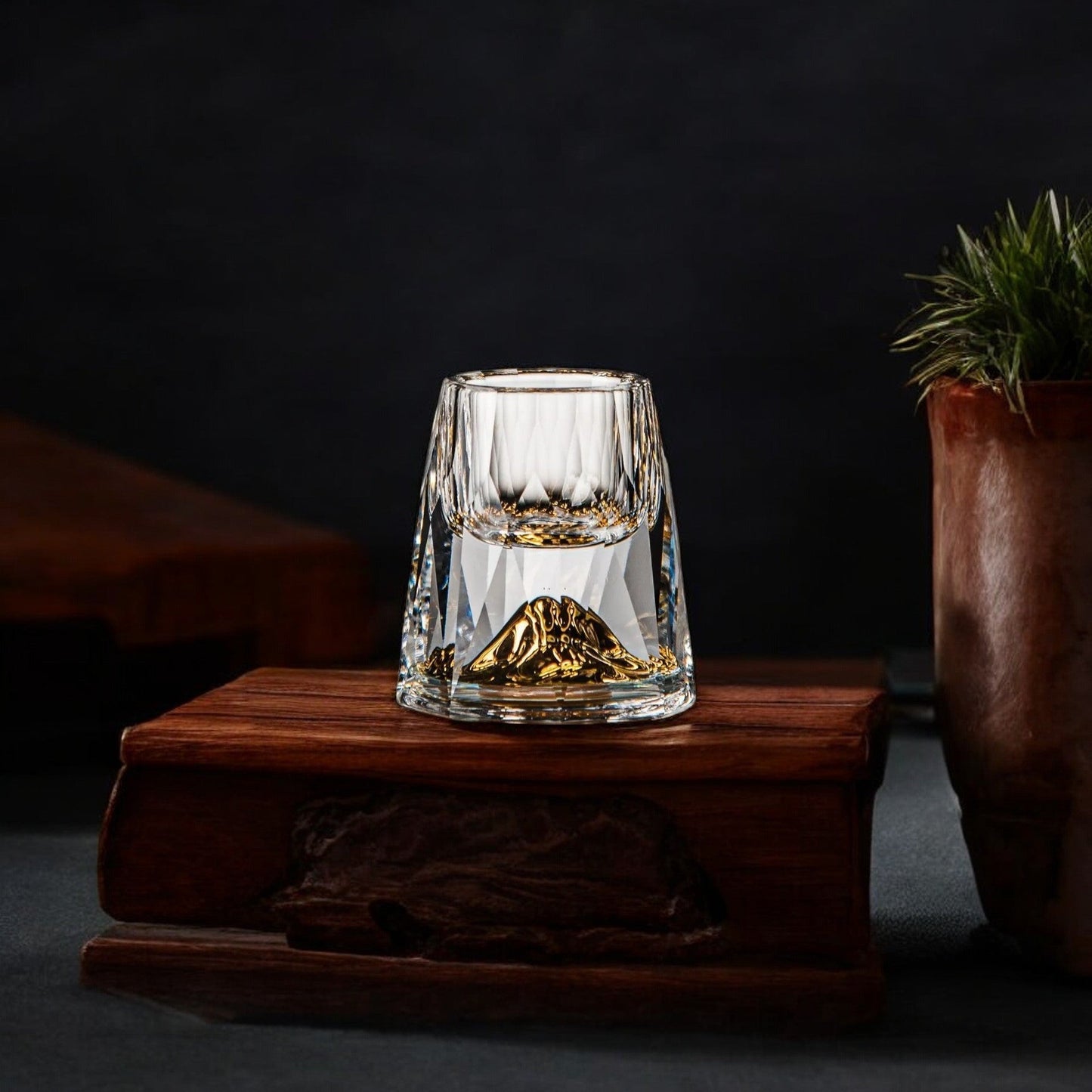 Elegant Crystal Whisky Glasses with Gold Accents