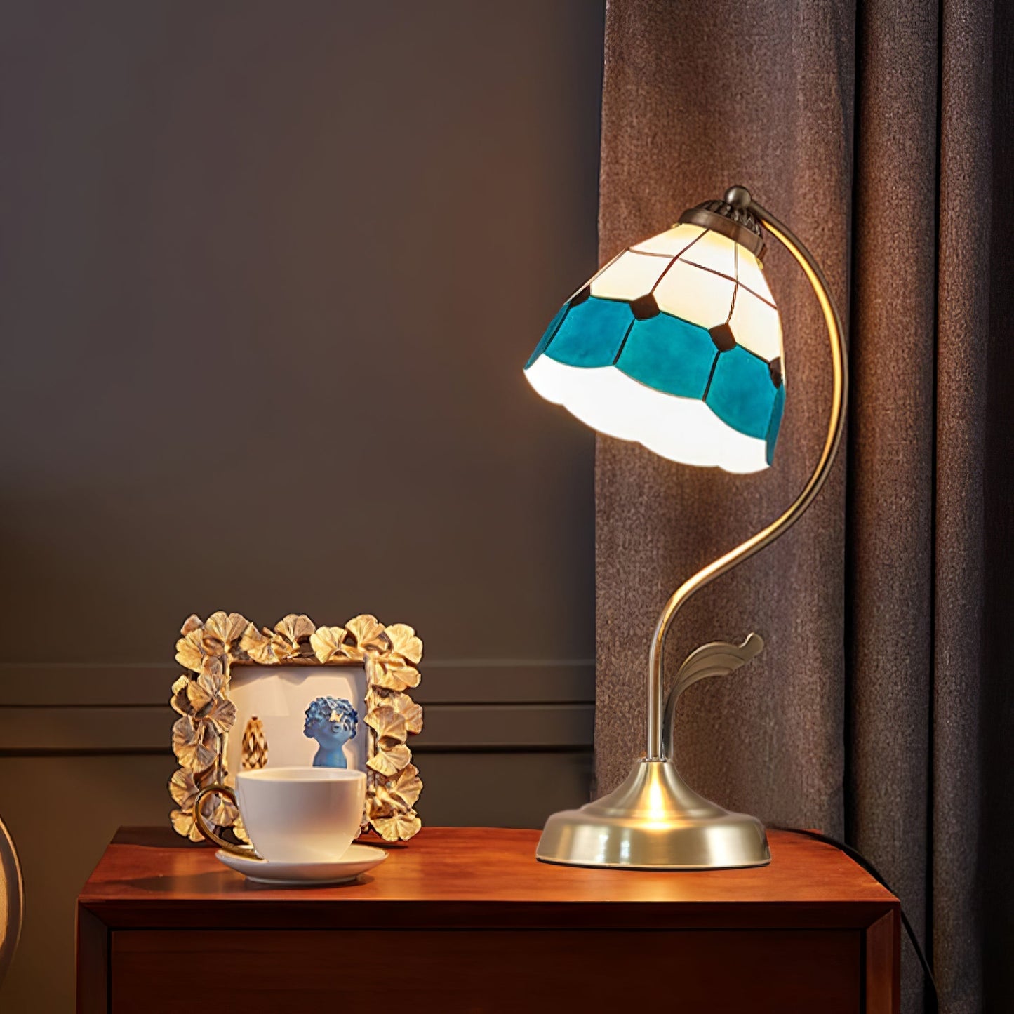 Elegant Glass Flower Table Lamp in Gold Finish