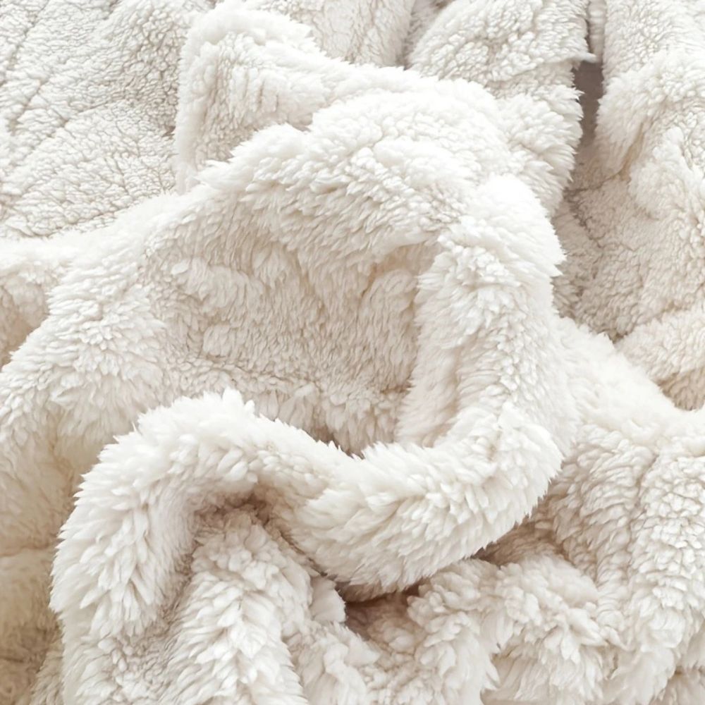 Plush Fleece Blanket - Warm Microfiber Throw for Home