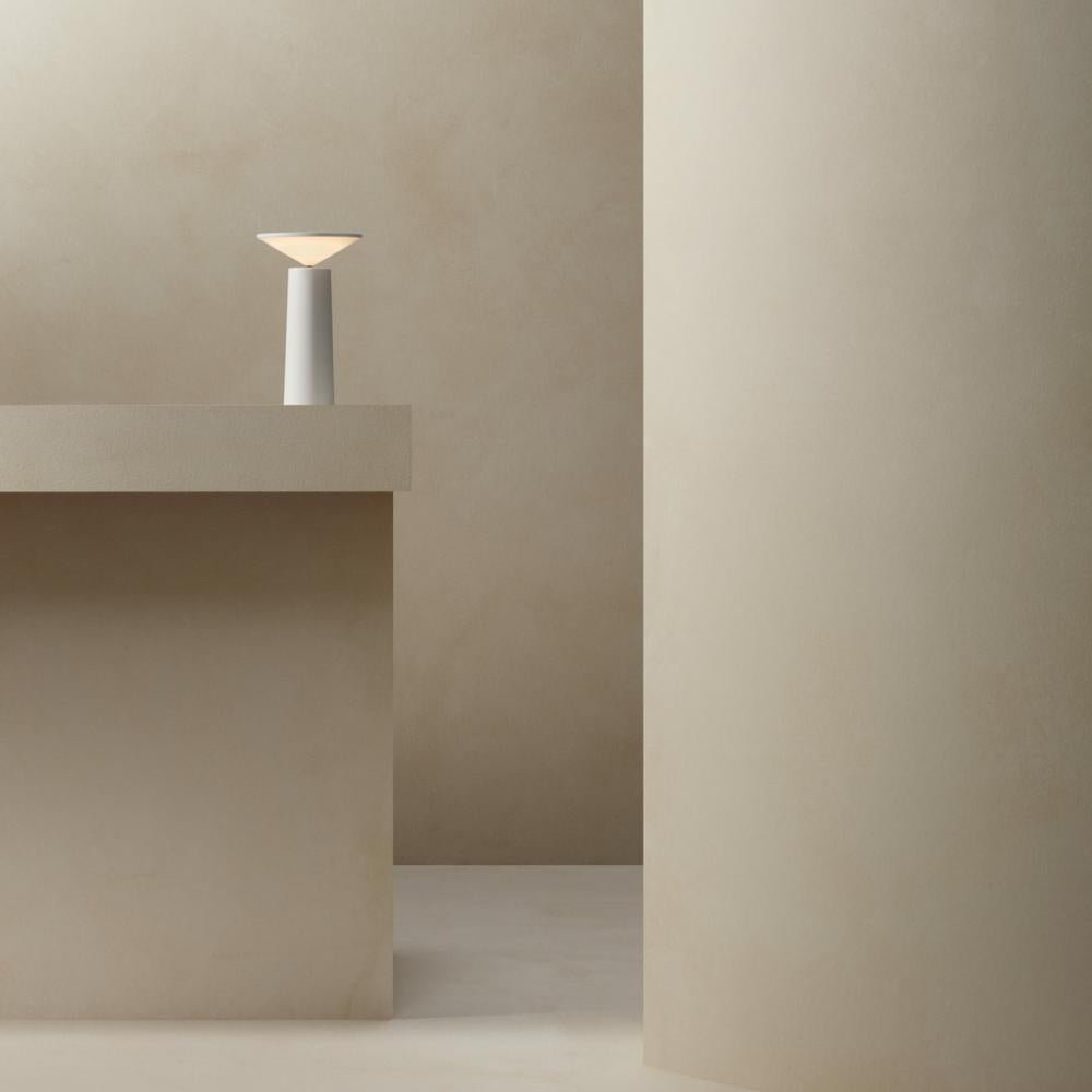 Stylish Dimmable Table Lamp Contemporary Design