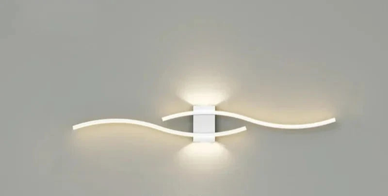 Sleek LED Wall Lamp – Contemporary Wave Design