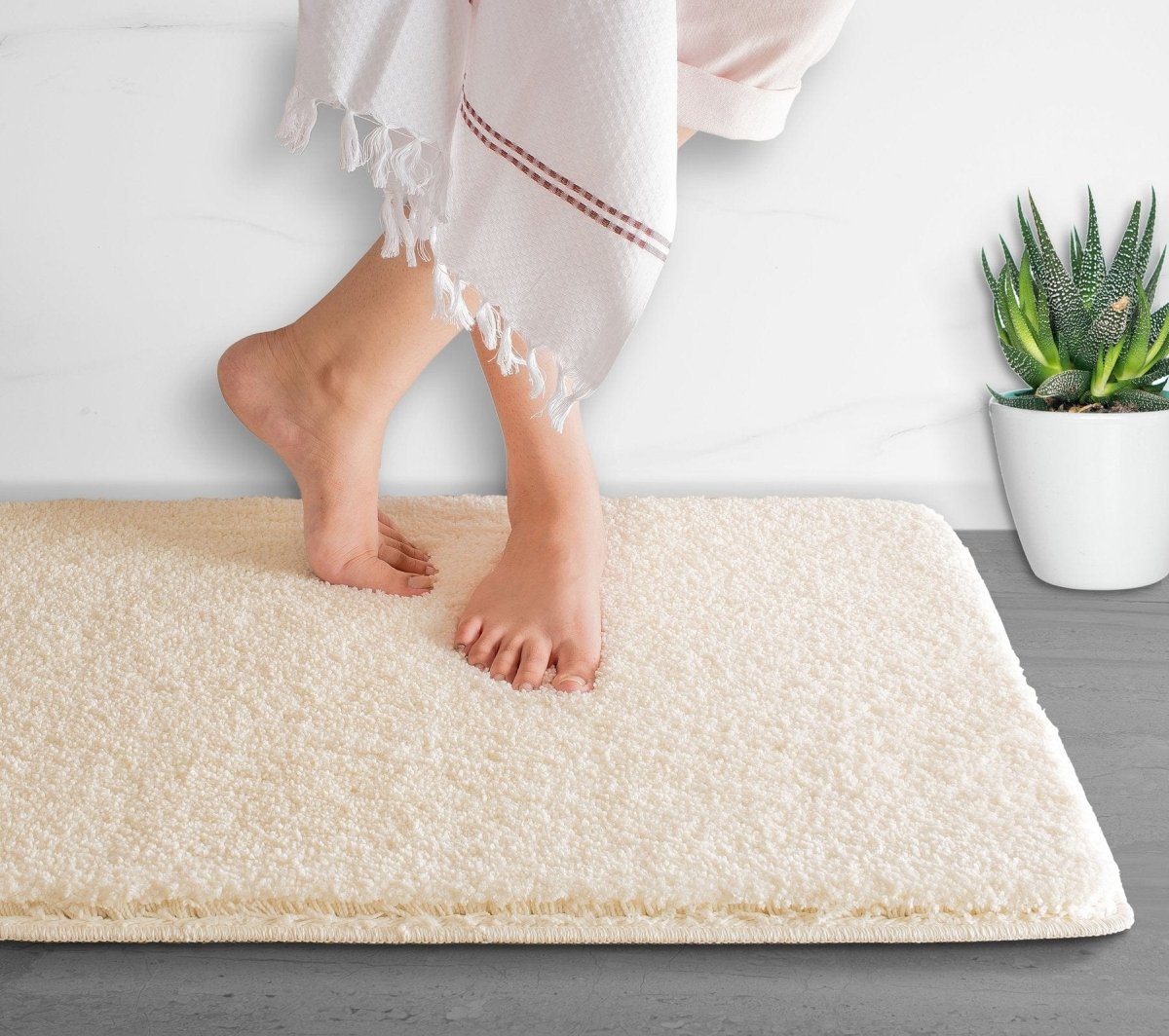 Plush Microfiber Bath Mat with Non-Slip Backing