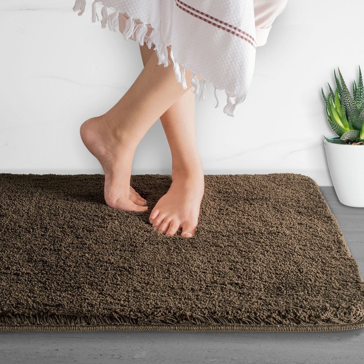 Plush Microfiber Bath Mat with Non-Slip Backing