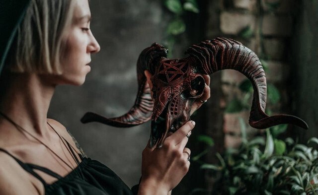 Decorative Ram Skull Figurine
