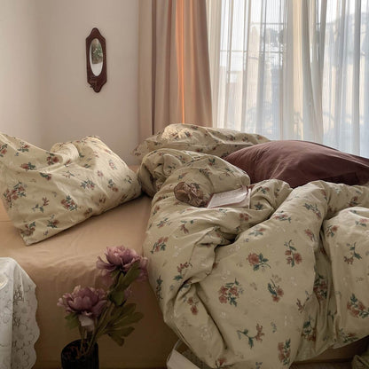 Old-Fashioned Floral Bedding Set