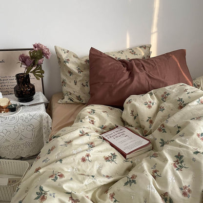 Old-Fashioned Floral Bedding Set