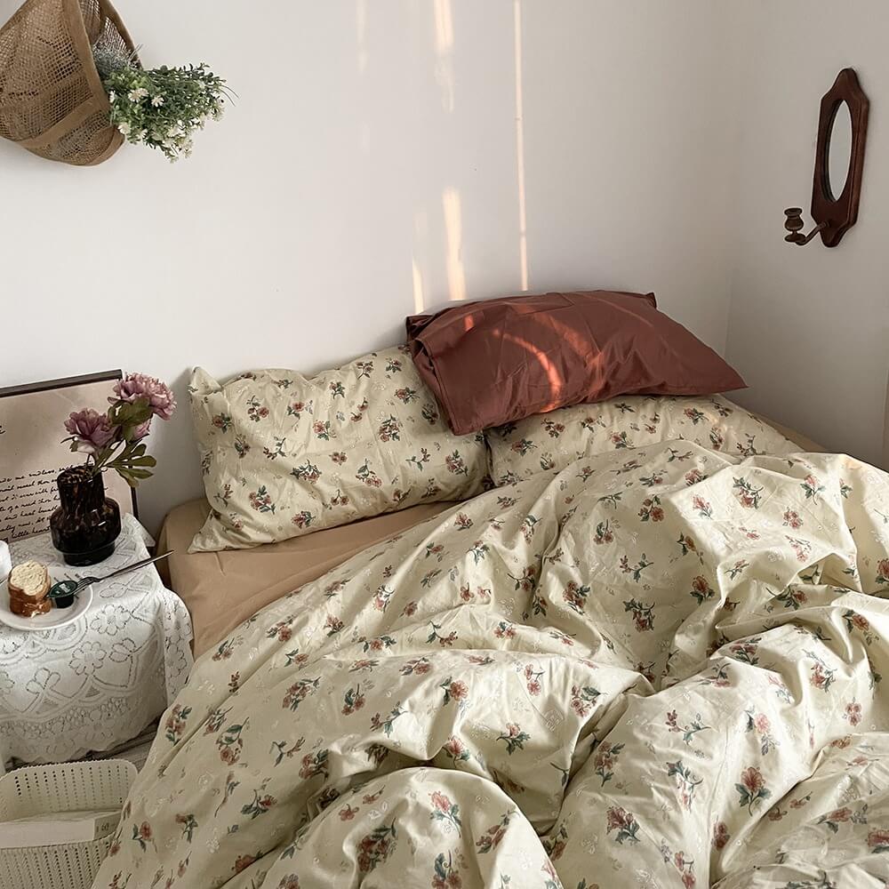 Old-Fashioned Floral Bedding Set