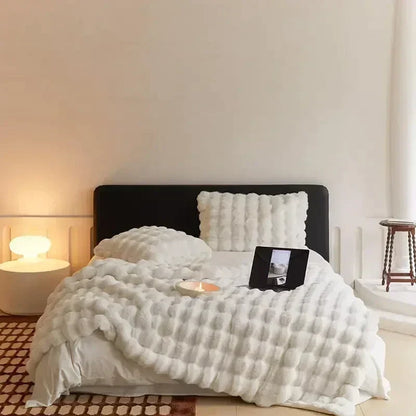 Portable Fluffy Blanket made of Faux Fur - VeluLuxe