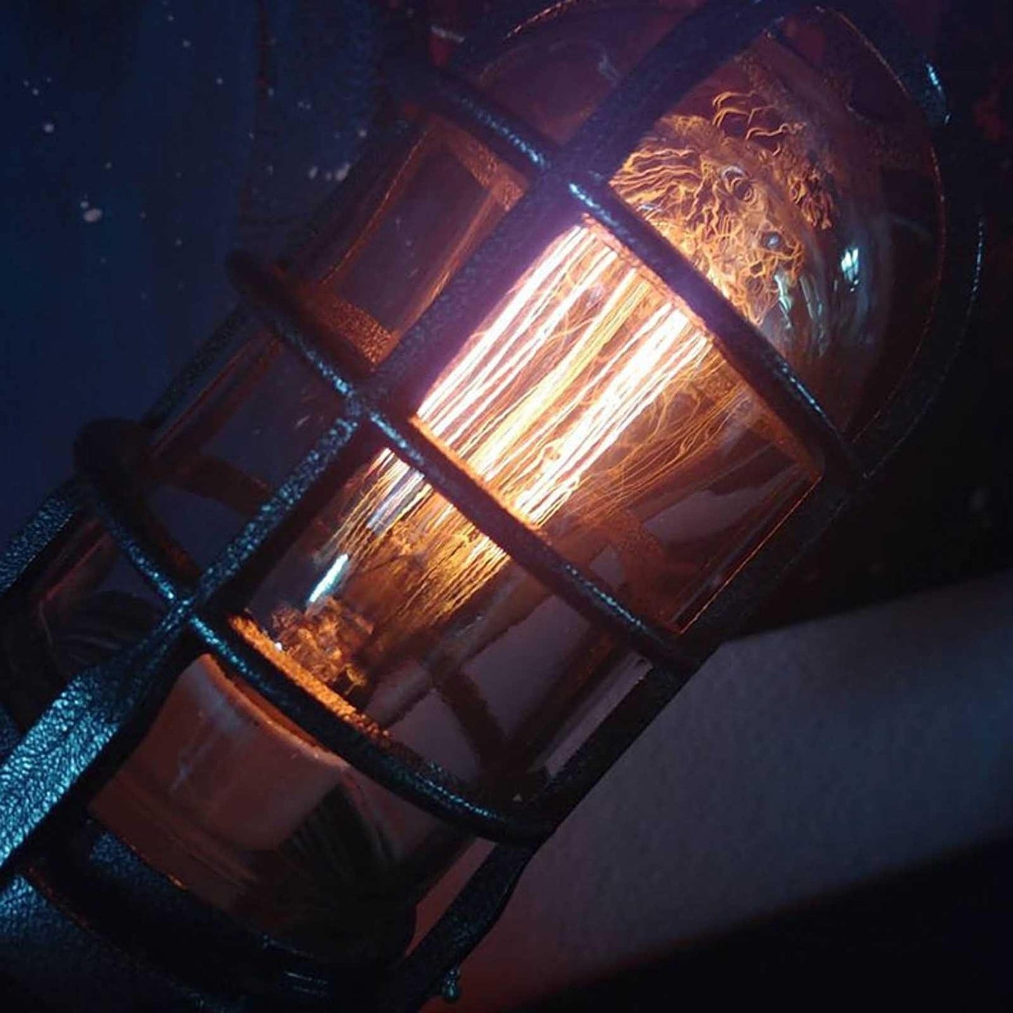 Edgy Metal Retro Table Lamp